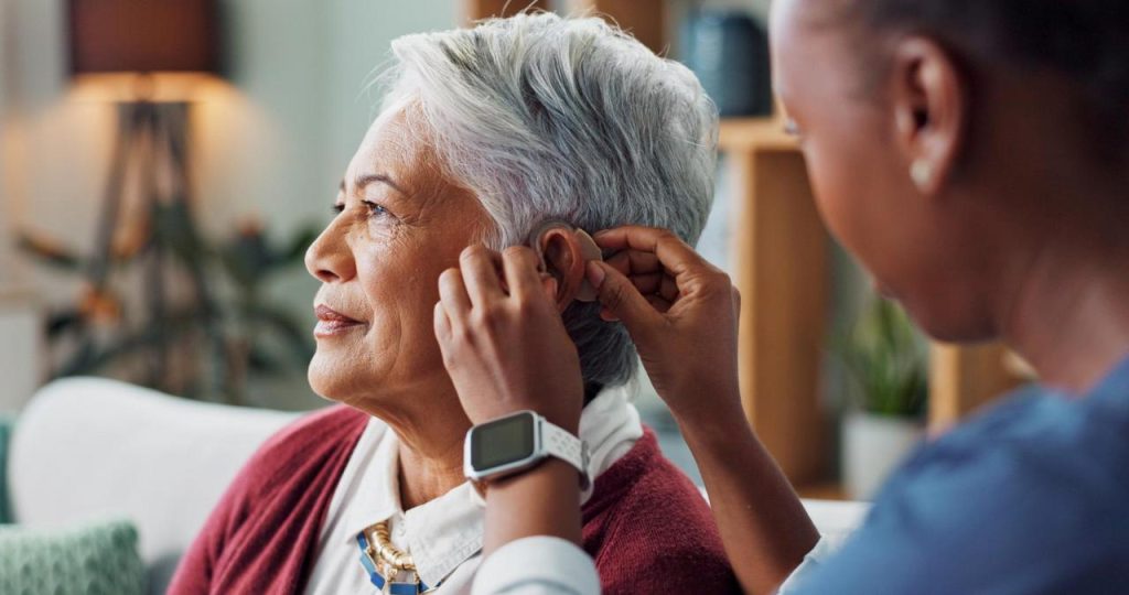 Cuál es el mejor audífono medicado para adultos mayores
