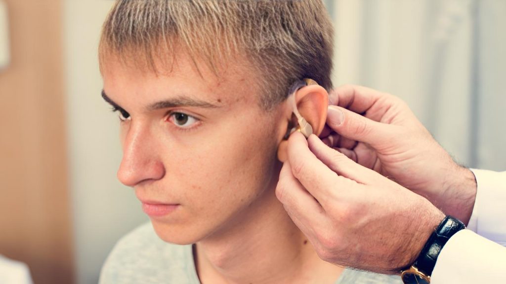 Adaptación de audífonos medicados para adolescentes