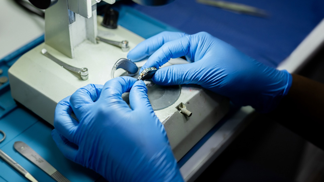 Revisión técnica profesional de audífonos medicados