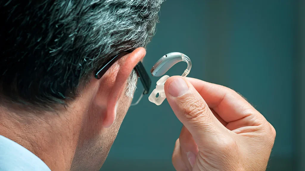 Mitos sobre la sordera: “Los audífonos medicados son incómodos”