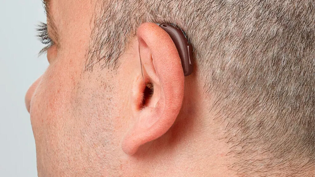 Audífono retroauricular recargable: energía limpia y sin pilas